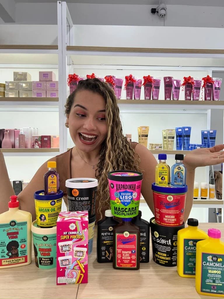 Valentina apresentando produtos de beleza na Neude Cosméticos